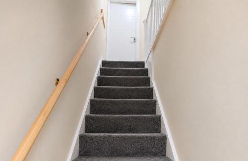 Little Hulton House | Stylish 3BR House with Free WiFi, Parking, Sleeps 5