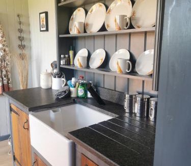 Frampton Ski Chalet | Foxes Den - Shepherds Hut with wood fired Hot Tub 1 bedroomed