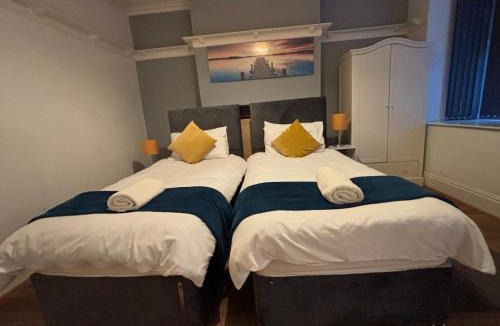 Kimberworth Apartment | HILLTOP PLACE SUITES 6 beds for CONTRACTORS and FAMILIES near MEADOWHALL with FREE PRIVATE PARKING