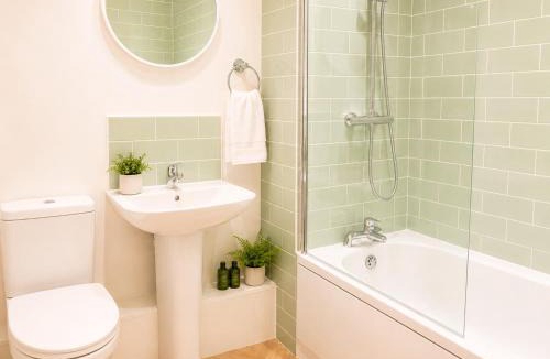 Bourne House | Boutique 2Bed Townhouse | Bourne Centre | Sleeps 4