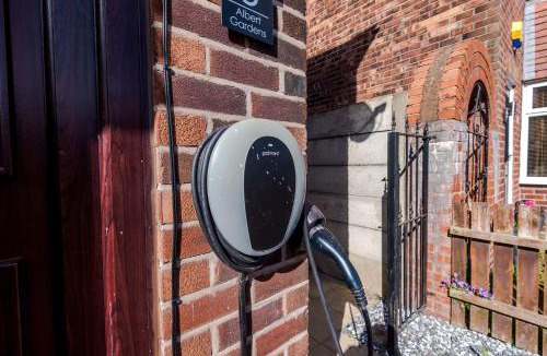 Failsworth House | 3 bed house Driveway Workspace Sleeps 7