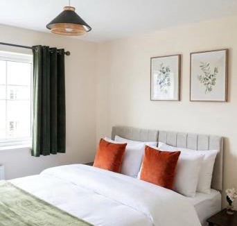 Rugby House | Premium 6 BR-3 Baths-EV Charger and Free Parking-CV22-Warwickshire-Groups-Families-Contractors-Pets Welcome-By The Home Makers Hub