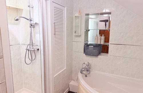 Chorley House | The Family Haven Detached Home, Games Room & Free Parking