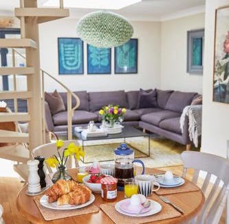 Oundle House | Beautiful Stylish 3 Bedroom Converted Chapel Dog Friendly Central