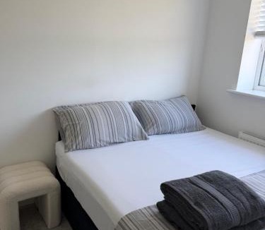 Brigstock House | Double sized room in a relaxing village - Free parking