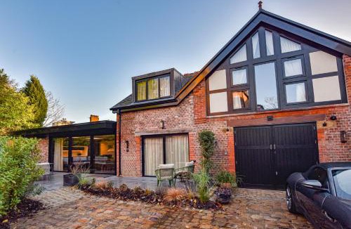 Walkden House | Exquisite 2bed Coach House, 10min to CC, Terrace