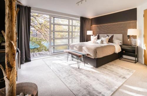 Leicester City Centre Apartment | Stunning Modern Glass Wall Penthouse, City Centre
