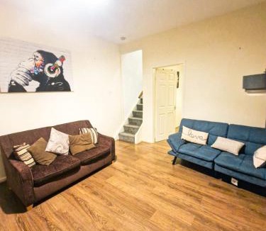 Farington Apartment | Leyland Town Centre Quiet Hub 2 bedroom 4 beds superfast WIFI free parking close to station and High Street