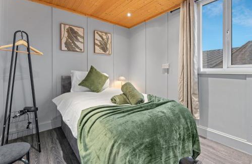 Coleshill Apartment | Churchill Apartment- 4 Beds- Free Parking- Near NEC BHX & HS2