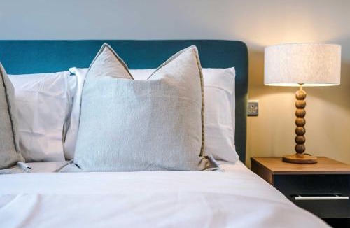 Leeds Apartment | Premium 2-Bed Home in Leeds City Centre by MCPI Hosting, Perfect for Families & Contractors