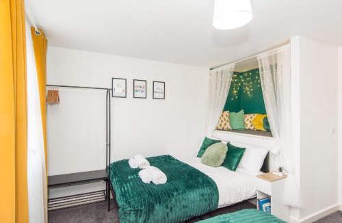 Market Harborough House | Workers Families Pet Friendly 7Bed 2Bath and WC Free Parking Garden 14PPL
