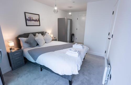Manchester City Centre Apartment | Luxury 2 Bed Apartment, with a balcony city & canal view in Manchester City Centre!