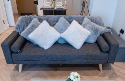 Manchester City Centre Apartment | Luxury 2 Bed Apartment, with a balcony city & canal view in Manchester City Centre!