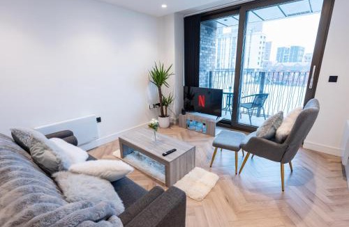 Manchester City Centre Apartment | Luxury 2 Bed Apartment, with a balcony city & canal view in Manchester City Centre!