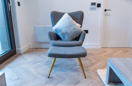 Manchester City Centre Apartment | Luxury 2 Bed Apartment, with a balcony city & canal view in Manchester City Centre!