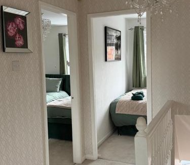 Batley House | Batley 3BR House - Sleeps 7, Free WiFi - Near IKEA & M62