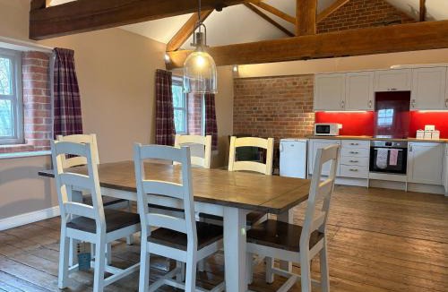 Cottingham House | The Granary, Wolds Way Holiday Cottages, spacious 3 bed cottage