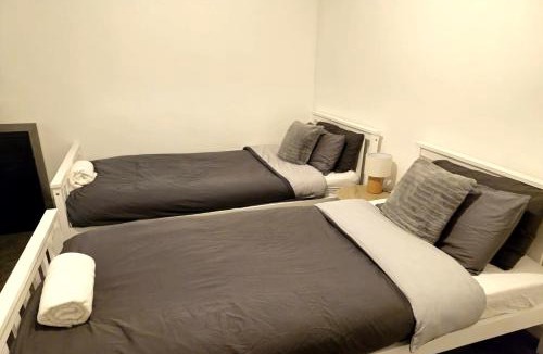 Dunstable House | N&M Lodge Dunstable lodge with Free Parking