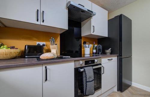 Bourne House | Central 3-Bedroom House Sleeps 5 with Parking