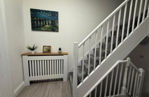 Bedford House | Cosy Six Bedroom House in Bedford Town
