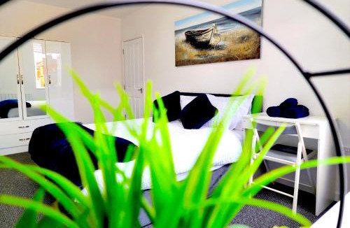 Northampton Apartment | Airy Central Property Near Hospital w Free Parking
