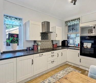 Woolsthorpe by Belvoir House | Countryside Retreat with views of Belvoir Castle Hot tub