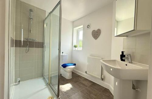 Oadby House | Large 4-Bed Home in Marylebone, Wi-Fi, Parking & Extended Stays