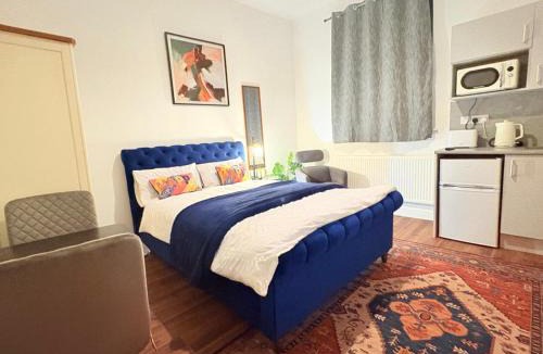 West Bromwich Apartment | Stylish studio 8,Weekly, Monthly stay deals,Parking,Contractors,NHS,Families, Relocators, nr Sandwell hospital