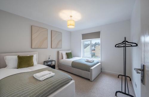 Earls Barton House | 5 BR House Ideal for Contractors & Free Parking