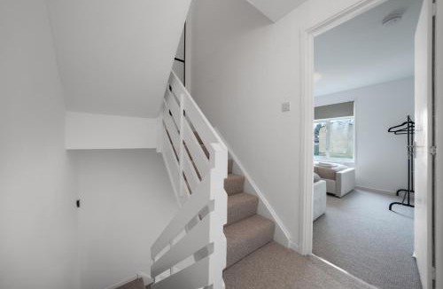 Earls Barton House | 5 BR House Ideal for Contractors & Free Parking