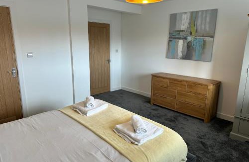 Olton House | Premium 6 Bed House Sleeps 12 near Solihull, HS2 & NEC