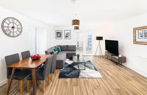 The Westside Apartment | The Lincoln Tribe by Prime Stays - 3 Bedroom Residence with Gated Parking & Garden