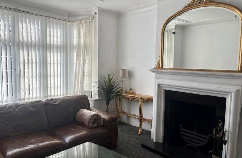 Ecclesall Villa | The Golden House, spacious family home, parking, garden