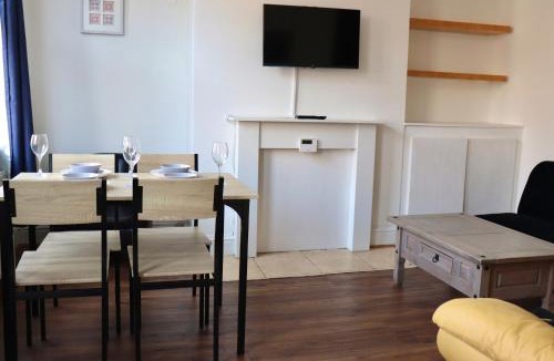 Holbeck Apartment | Perfect Getaway 2 bedroom house with parking