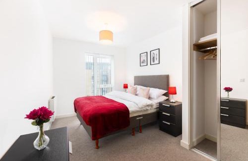 The Westside Apartment | The Lincoln Tribe by Prime Stays - 3 Bedroom Residence with Gated Parking & Garden