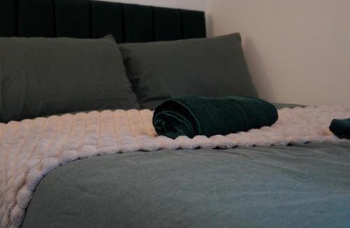 Parkgate House | Parkgate Rotherham 2BR Stay - Tram Link to Sheffield, Sleeps 7