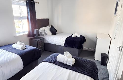 Bilston Apartment | Spacious 3-Bed Townhouse in Bilston, Sleeps 9, Driveway Parking, Near M6 & Wolverhampton
