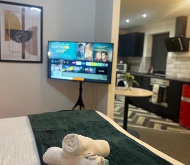Peterborough Apartment | Affordable Serviced Apartment Perfect for Contractors in PE1 Short & Long Term Stays - Free WIFI - Free Parking - With Sofa Bed - Full Kitchen
