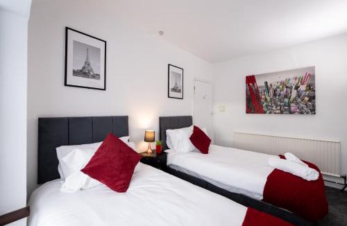 Birstall House | Family-Friendly 4-Bedroom Home , Sleeps 7 , Home Away From Home