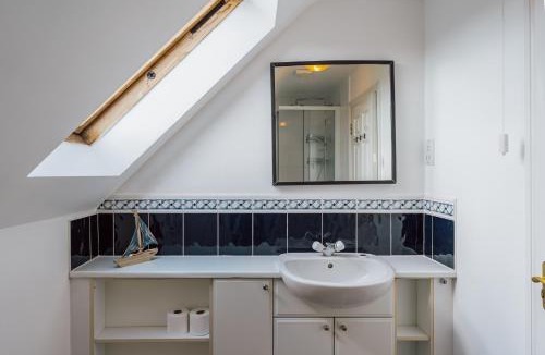Wolverton Apartment | Spacious 3 Bed House in Milton Keynes, by ARP Homes, Free Parking & Garden, Perfect for Contractors and Families