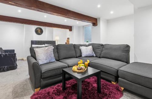 Bury Apartment | The Snug- Ideal for Work & Leisure Stays
