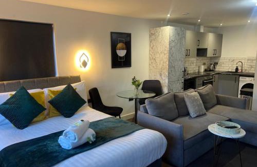 Peterborough Apartment | Modern Serviced Studio - Affordable Luxury with Free WIFI Free Parking Flat Screen Smart TV