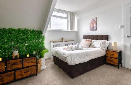 Leeds Apartment | Spacious 2BR Home Sleeps 8, Parking