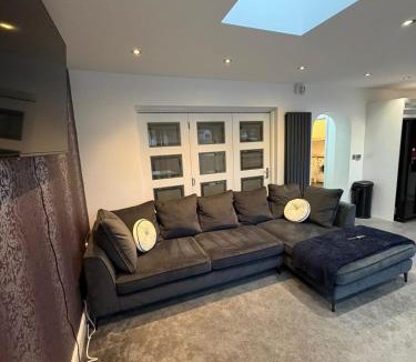 Shirley House | Modern 5 Bedroom Home in Solihull - Entire House - Garden - Contractors - Relocators - Family - NEC - BHX -Sleeps 9