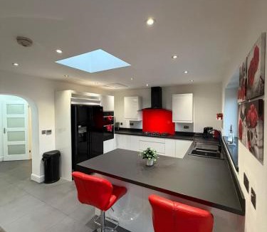Shirley House | Modern 5 Bedroom Home in Solihull - Entire House - Garden - Contractors - Relocators - Family - NEC - BHX -Sleeps 9