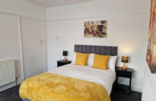 Birstall House | Family-Friendly 4-Bedroom Home , Sleeps 7 , Home Away From Home