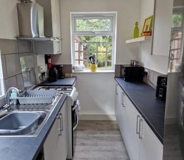 Birstall House | Contractors-Friendly 4-Bedroom Home , Guests 7 , Home Away From Home