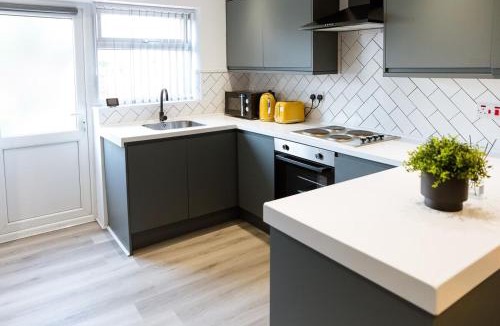 Coventry Apartment | Contractor, Professional and Family Stays near Coventry University, City Centre & Hospital