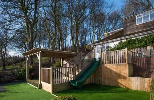 Muston House | Beach Approach House - 30 steps from beach - Luxury house - kids slide and chill-out room - amazing location - garden