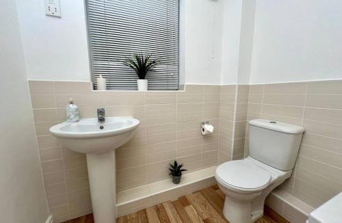 Stamford House | Contractor 4 bed, sleeps 7 long stay discount